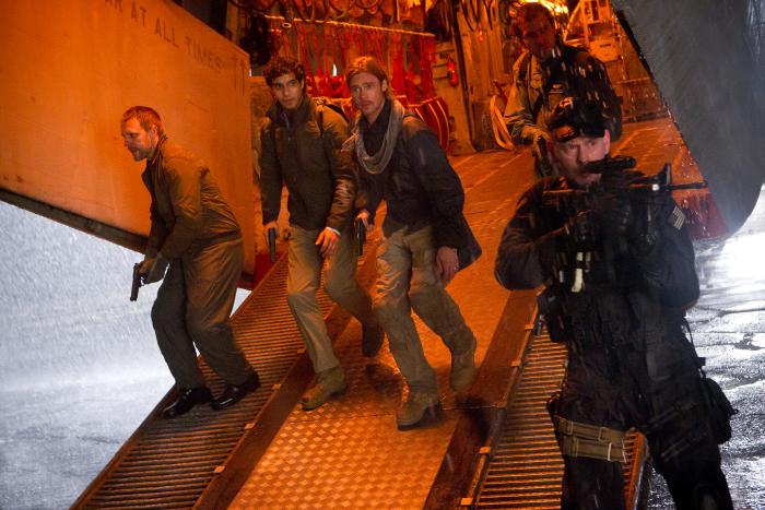 الیس گابل در صحنه فیلم سینمایی جنگ جهانی زامبی ها به همراه برد پیت