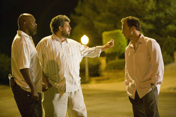 Neil LaBute در صحنه فیلم سینمایی Lakeview Terrace به همراه ساموئل ال. جکسون و پاتریک ویلسون