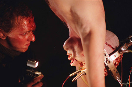 Ross McCall در صحنه فیلم سینمایی متوسط دوز کشنده به همراه Leo Bill