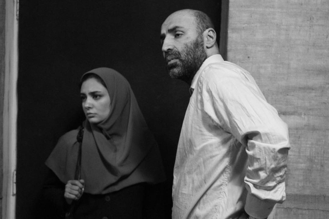 تصویری از تینو صالحی، بازیگر سینما و تلویزیون در حال بازیگری سر صحنه یکی از آثارش به همراه لیندا کیانی