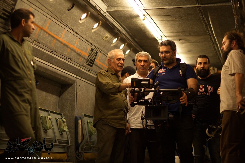 محمود کلاری در پشت صحنه فیلم سینمایی بادیگارد به همراه ابراهیم حاتمی‌کیا