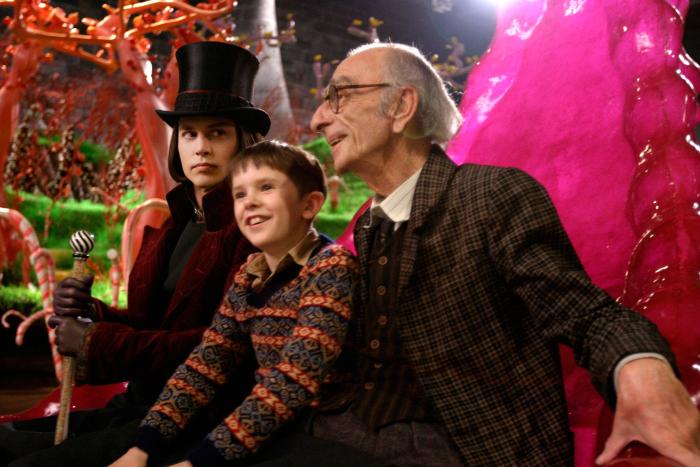 دیوید کلی در صحنه فیلم سینمایی چارلی و کارخانه شکلات سازی به همراه جان کریستوفر دپ دوم و فردی هایمور