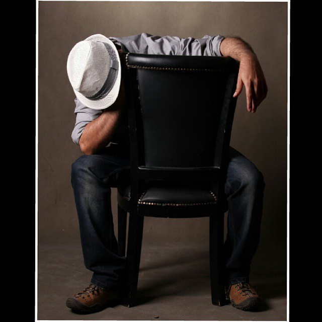 تصویری از رضا عطاران، بازیگر و نویسنده سینما و تلویزیون در حال بازیگری سر صحنه یکی از آثارش