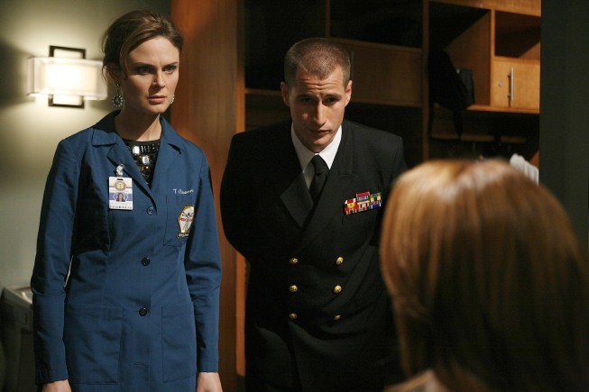 Brendan Fehr در صحنه سریال تلویزیونی استخوان ها به همراه Emily Deschanel