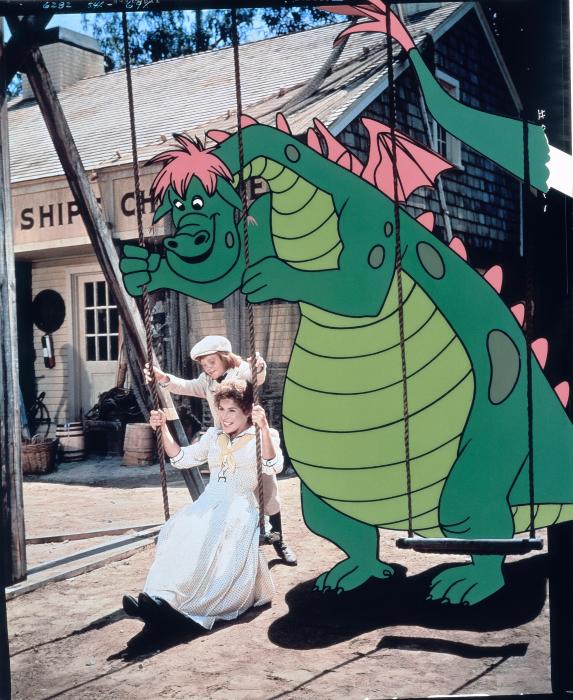 Helen Reddy در صحنه فیلم سینمایی Pete's Dragon به همراه Sean Marshall