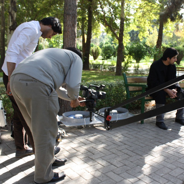 تصویری از سید وحید سید حسینی، بازیگر و دستیار کارگردان سینما و تلویزیون در حال بازیگری سر صحنه یکی از آثارش