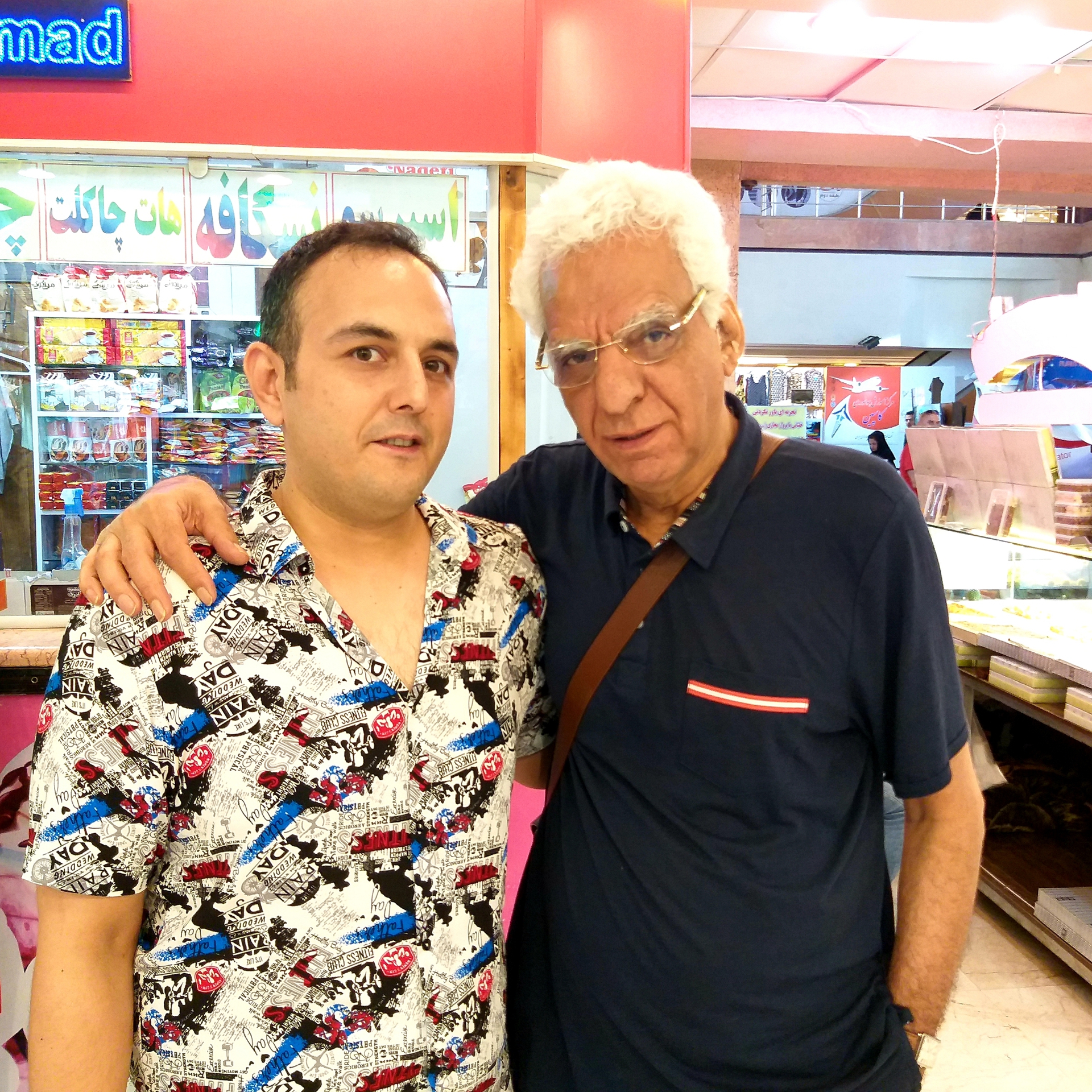 تصویری از اشکان پورتاجی، صدابردار و بازیگر سینما و تلویزیون در حال بازیگری سر صحنه یکی از آثارش