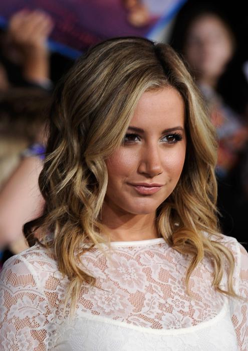 Ashley Tisdale در صحنه فیلم سینمایی گرگ و میش: سپیده دم - قسمت اول