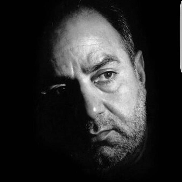 تصویری از پرویز پرستویی، بازیگر و تهیه کننده سینما و تلویزیون در حال بازیگری سر صحنه یکی از آثارش