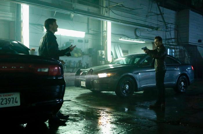 کوین رانکین در صحنه سریال تلویزیونی لوسیفر به همراه کوین آلخاندرو