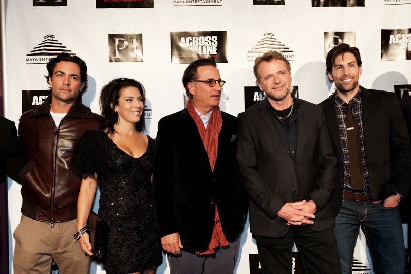 آیدان کوئین در صحنه فیلم سینمایی Across the Line: The Exodus of Charlie Wright به همراه Jordan Belfi، Claudia Ferri، Andy Garcia و Danny Pino