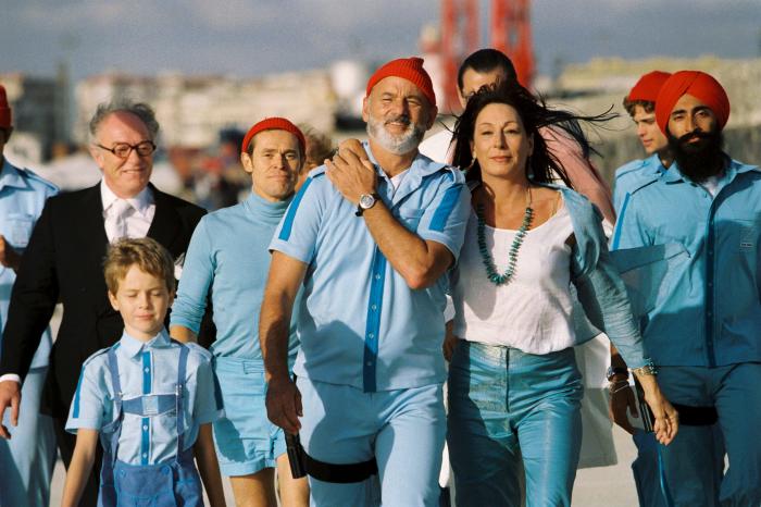 مایکل گمبون در صحنه فیلم سینمایی زندگی در آب با استیو زیسو به همراه Waris Ahluwalia، بیل مورای، ویلم دفو و Anjelica Huston