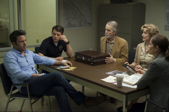 بن افلک در صحنه فیلم سینمایی Gone Girl به همراه لیزا بانس، دیوید کلنون، پاتریک فوگیت و کیم دیکنز
