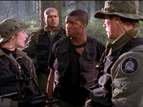 Richard Dean Anderson در صحنه سریال تلویزیونی دروازه ستارگان اس جی-۱ به همراه Roger R. Cross، Christopher Judge و Amanda Tapping