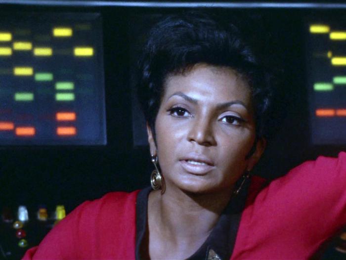 Nichelle Nichols در صحنه سریال تلویزیونی پیشتازان فضا