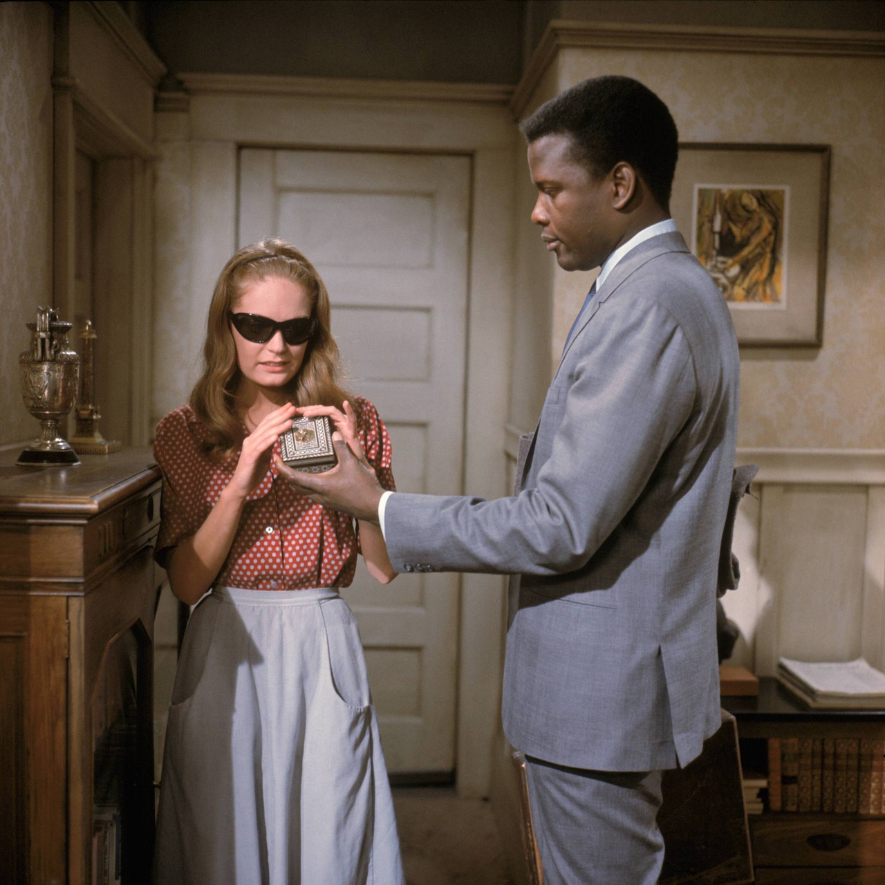 Sidney Poitier در صحنه فیلم سینمایی A Patch of Blue به همراه Elizabeth Hartman