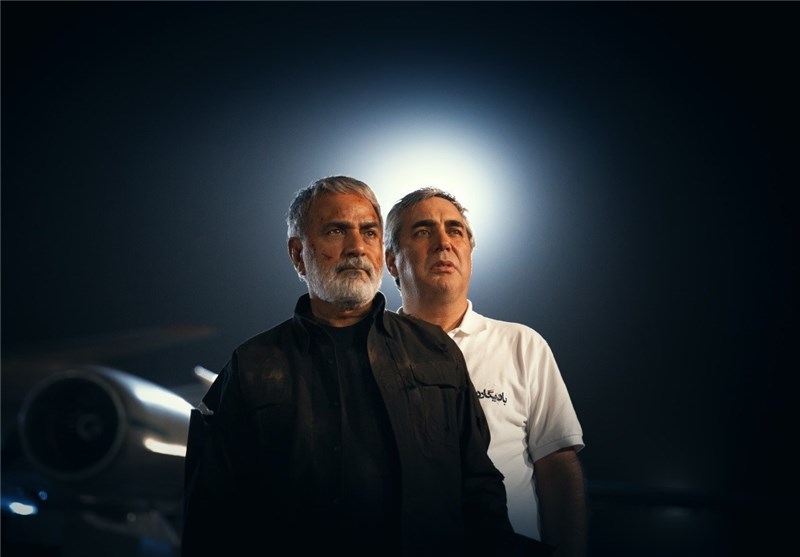 پرویز پرستویی در پشت صحنه فیلم سینمایی بادیگارد به همراه ابراهیم حاتمی‌کیا