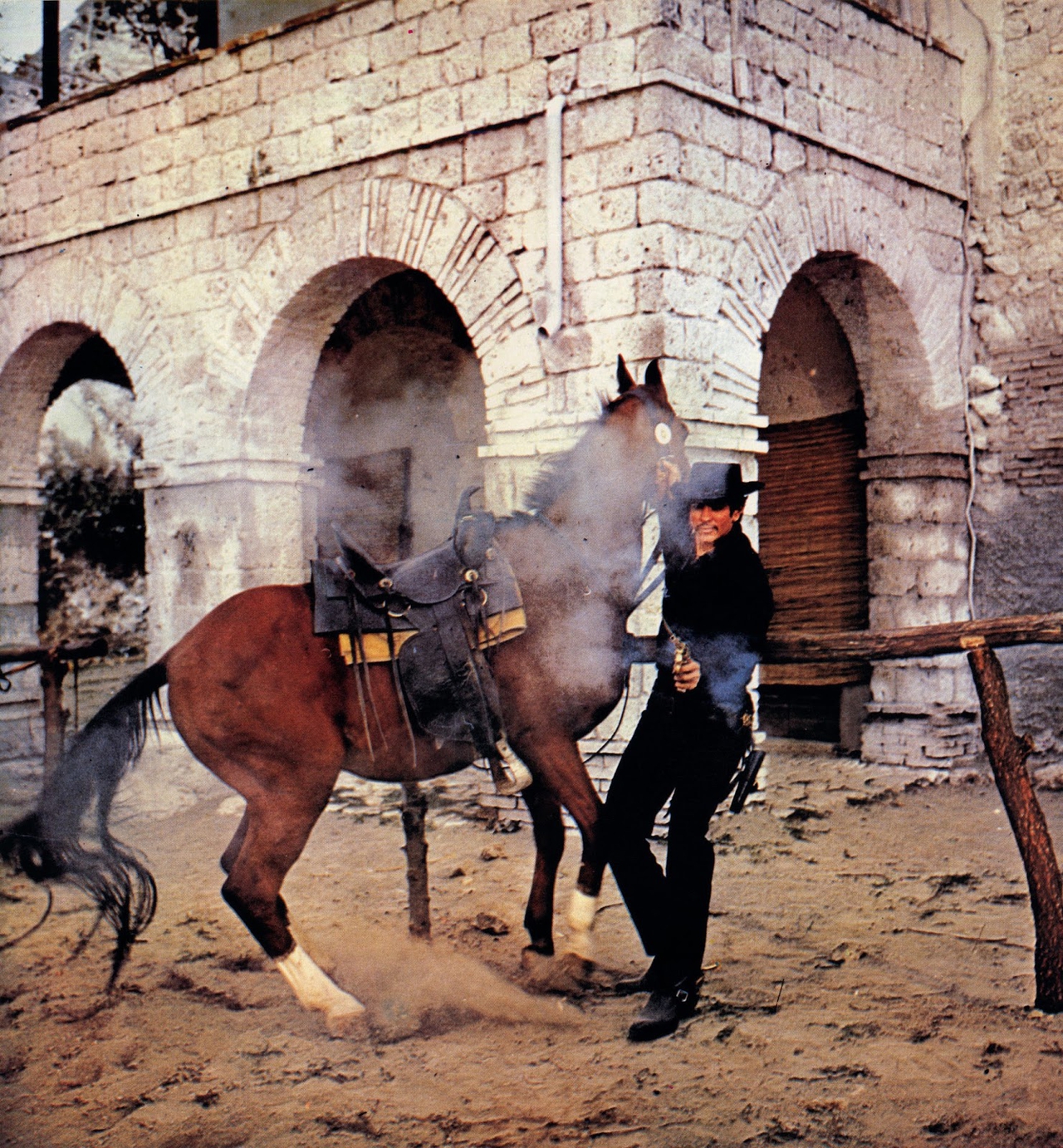 Mark Damon در صحنه فیلم سینمایی Ringo and His Golden Pistol