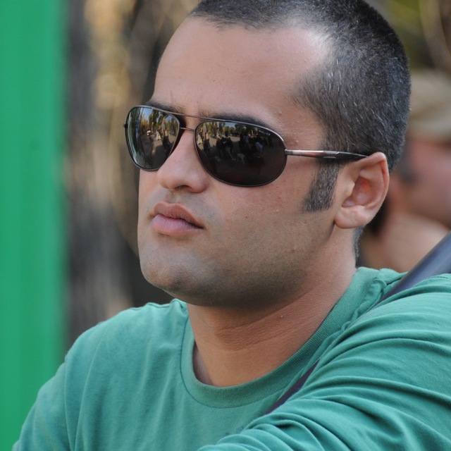 تصویری از اشکان فتاحی، صدابردار و دستیار صدابردار سینما و تلویزیون در حال بازیگری سر صحنه یکی از آثارش
