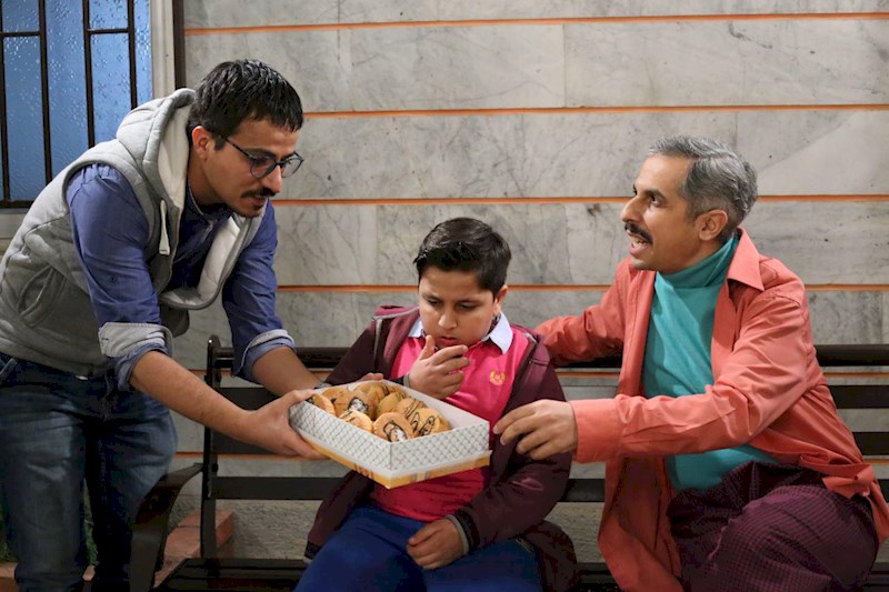 حسین سلیمانی در صحنه سریال تلویزیونی همسایه‌ها به همراه سید جواد رضویان و محمدرضا شیرخانلو