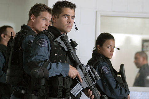 Brian Van Holt در صحنه فیلم سینمایی سوات به همراه Michelle Rodriguez، کالین فارل و ساموئل ال. جکسون