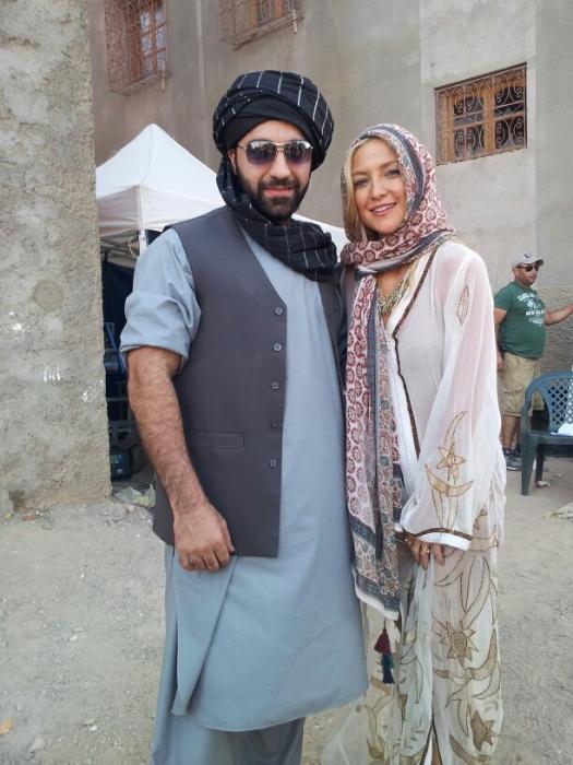 Sameer Ali Khan در صحنه فیلم سینمایی قصبه را بلرزان به همراه کیت هادسون