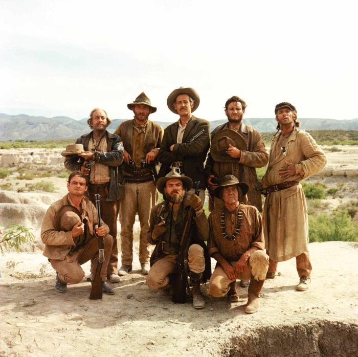 Jorge Russek در صحنه فیلم سینمایی این گروه خشن به همراه Paul Harper، ال کیو جونز، Strother Martin و Robert Ryan