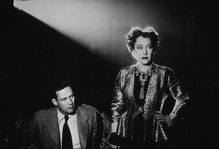 ویلیام هولدن در صحنه فیلم سینمایی بلوار سانست به همراه Gloria Swanson
