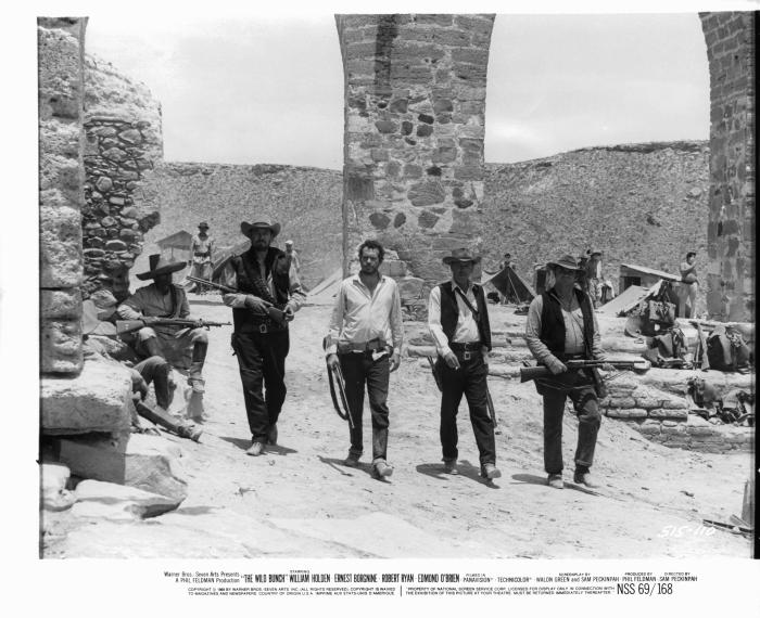 بن جانسن در صحنه فیلم سینمایی این گروه خشن به همراه ارنست بورگناین، ویلیام هولدن و Warren Oates