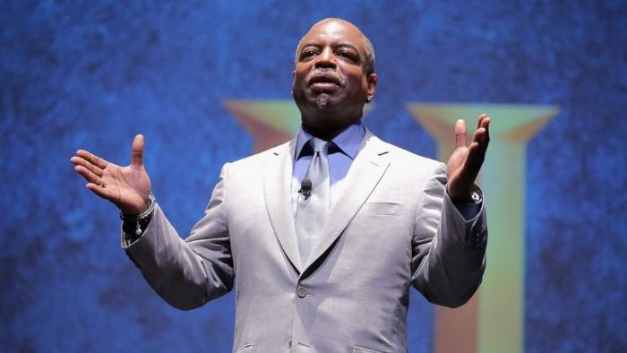 LeVar Burton در صحنه فیلم سینمایی ریشه ها
