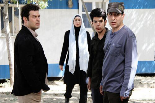 فریبا نادری در صحنه سریال تلویزیونی گمشدگان به همراه پژمان بازغی و رامین ناصرنصیر