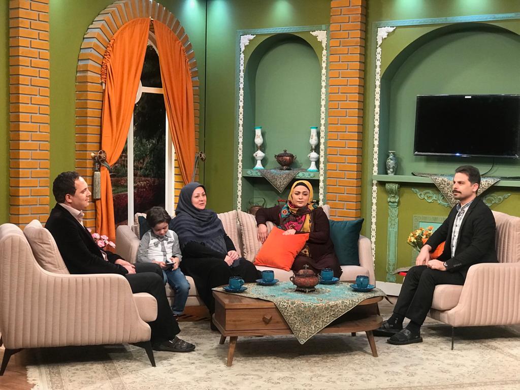 تصویری از شیما جان قربان، مجری سینما و تلویزیون در حال بازیگری سر صحنه یکی از آثارش