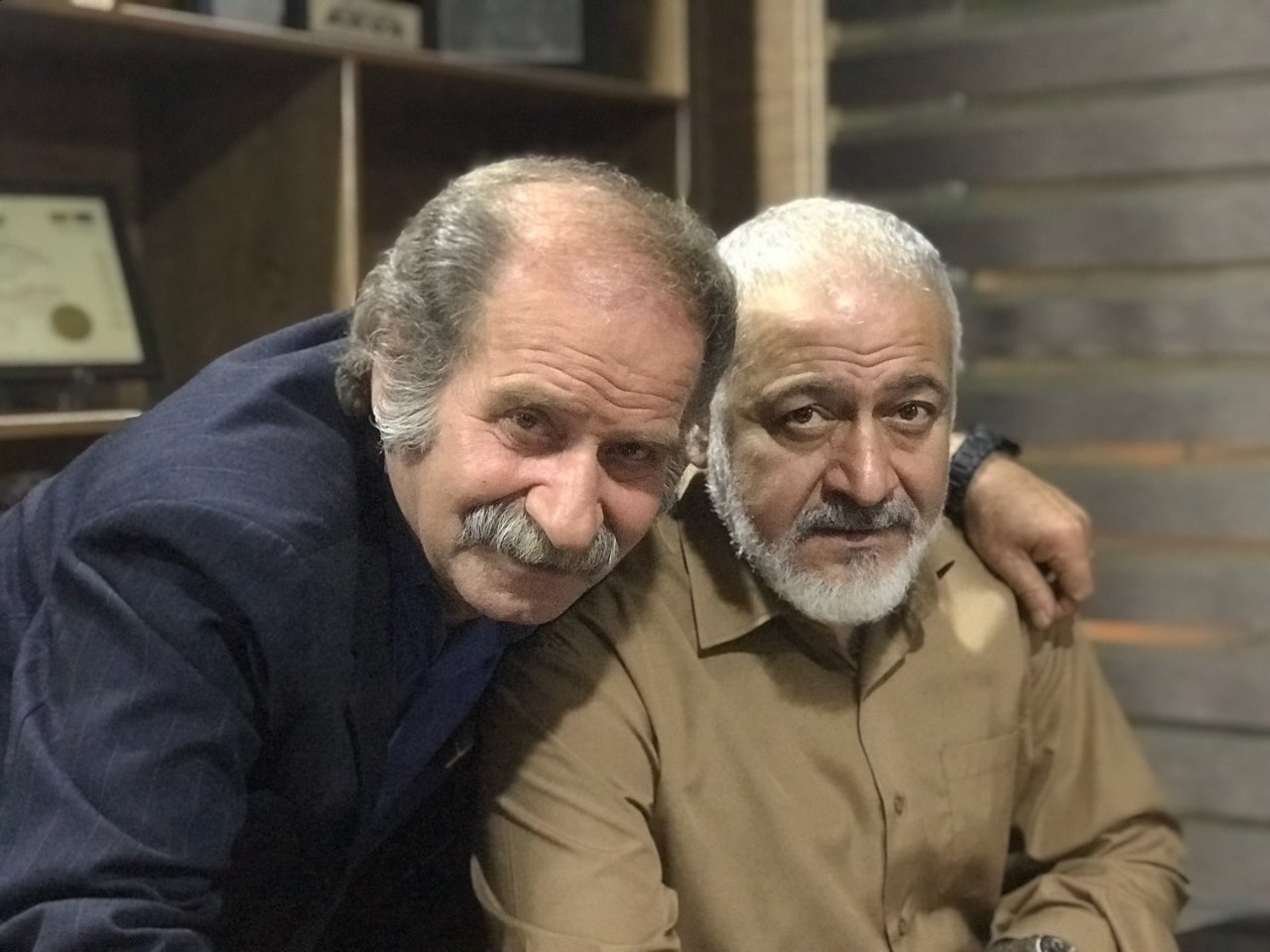 فرج‌الله گل‌سفیدی در پشت صحنه سریال تلویزیونی مس به همراه مجید مشیری