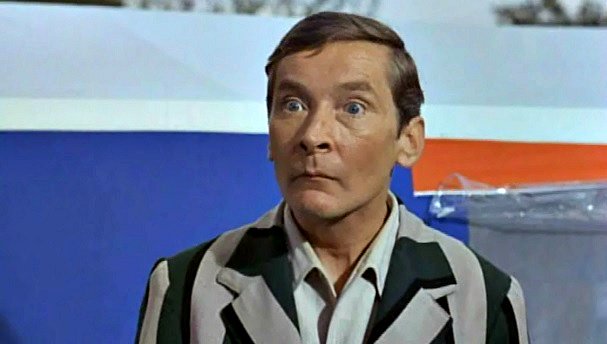 Kenneth Williams در صحنه فیلم سینمایی Carry on Camping