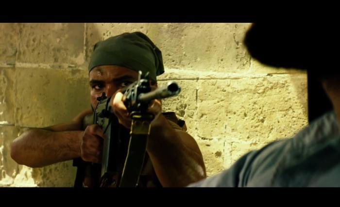 جیمز بج دیل در صحنه فیلم سینمایی 13 ساعت: سربازان مخفی بنغازی
