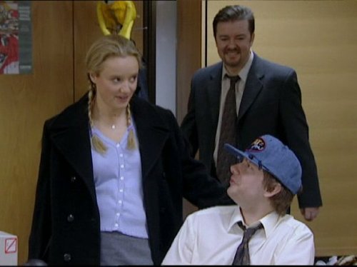 Lucy Davis در صحنه سریال تلویزیونی اداره به همراه مارتین فریمن و ریکی جرویز