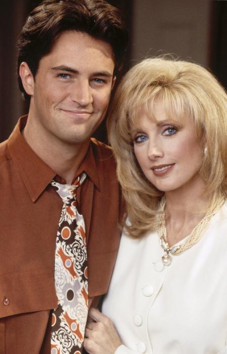 Morgan Fairchild در صحنه سریال تلویزیونی دوستان به همراه Matthew Perry