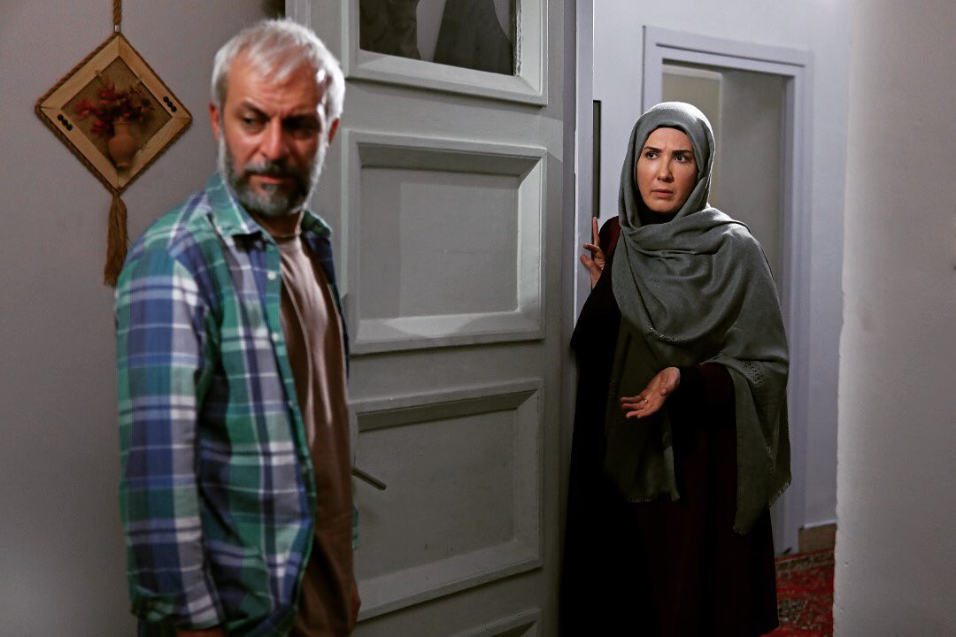 تصویری از پریسا مقتدی، بازیگر سینما و تلویزیون در پشت صحنه یکی از آثارش به همراه کاظم سیاحی
