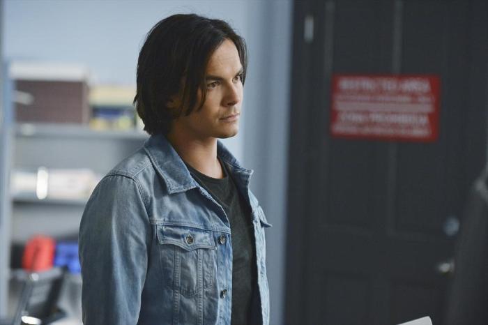 Tyler Blackburn در صحنه سریال تلویزیونی دروغ گوهای کوچک زیبا