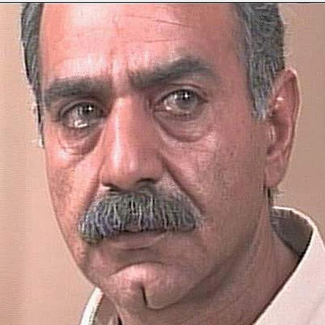 تصویری از پرویز پرستویی، بازیگر و تهیه کننده سینما و تلویزیون در حال بازیگری سر صحنه یکی از آثارش