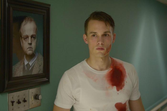 Tom Stevens در صحنه سریال تلویزیونی ویوارد پینز