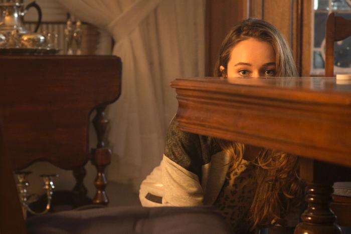 آلیسیا دبنم کری در صحنه سریال تلویزیونی ترس از مردگان متحرک