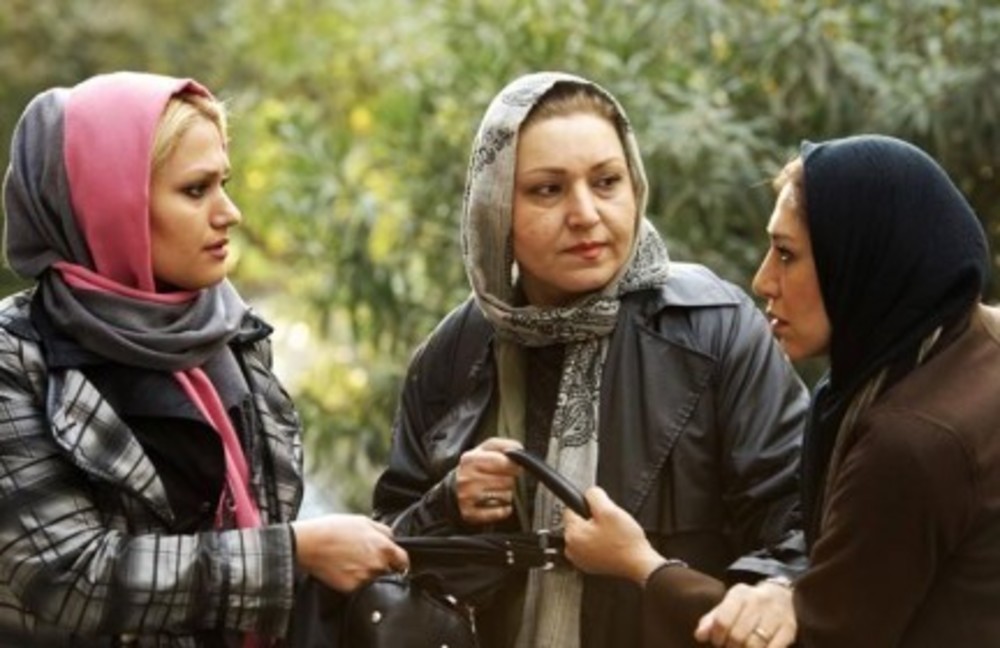 فریبا خادمی در صحنه فیلم سینمایی حراج به همراه نسیم ادبی و مهسا آبیز