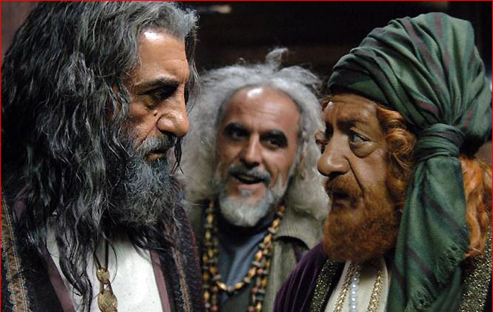 عزت‌الله انتظامی در صحنه فیلم سینمایی راه آبی ابریشم به همراه رضا کیانیان