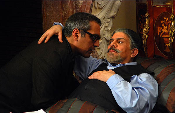 مهران مدیری در صحنه سریال تلویزیونی مرد هزارچهره به همراه پرویز فلاحی‌پور