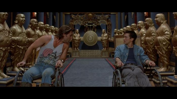 Dennis Dun در صحنه فیلم سینمایی Big Trouble in Little China به همراه کرت راسل