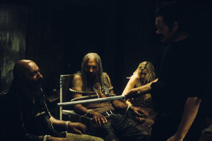 Sheri Moon Zombie در صحنه فیلم سینمایی شیطان امتناع می کند به همراه Bill Moseley، Sid Haig و ویلیام فورسایت