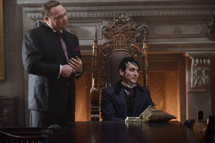 Drew Powell در صحنه سریال تلویزیونی گاتهام به همراه Robin Lord Taylor
