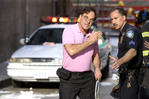 الیور استون در صحنه فیلم سینمایی مرکز تجارت جهانی به همراه نیکلاس کیج