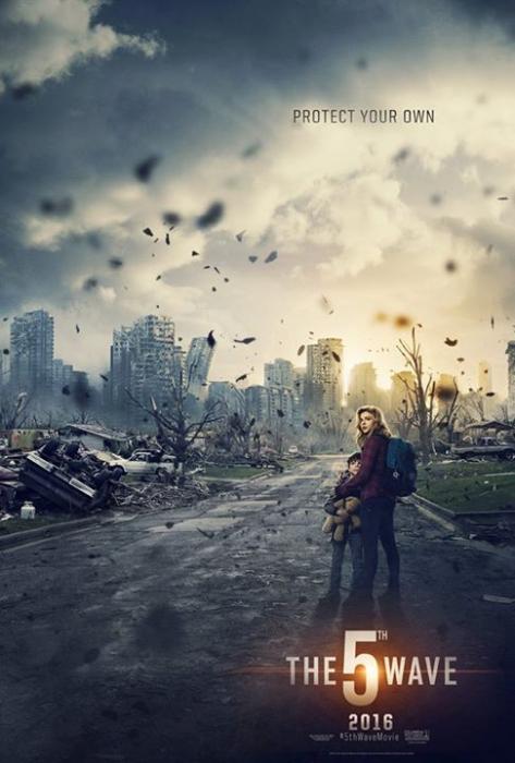 Zackary Arthur در صحنه فیلم سینمایی پنجمین موج به همراه کلویی گریس مورتز